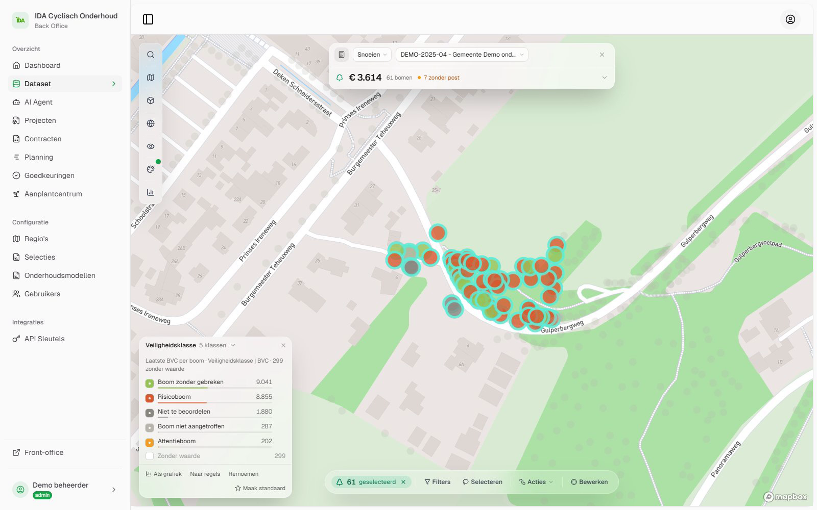 Een blok bomen met de lasso geselecteerd op de luchtfoto, met bovenin het kosteneiland: type Snoeien, het contract en € 3.614 voor 61 bomen, 7 zonder post.