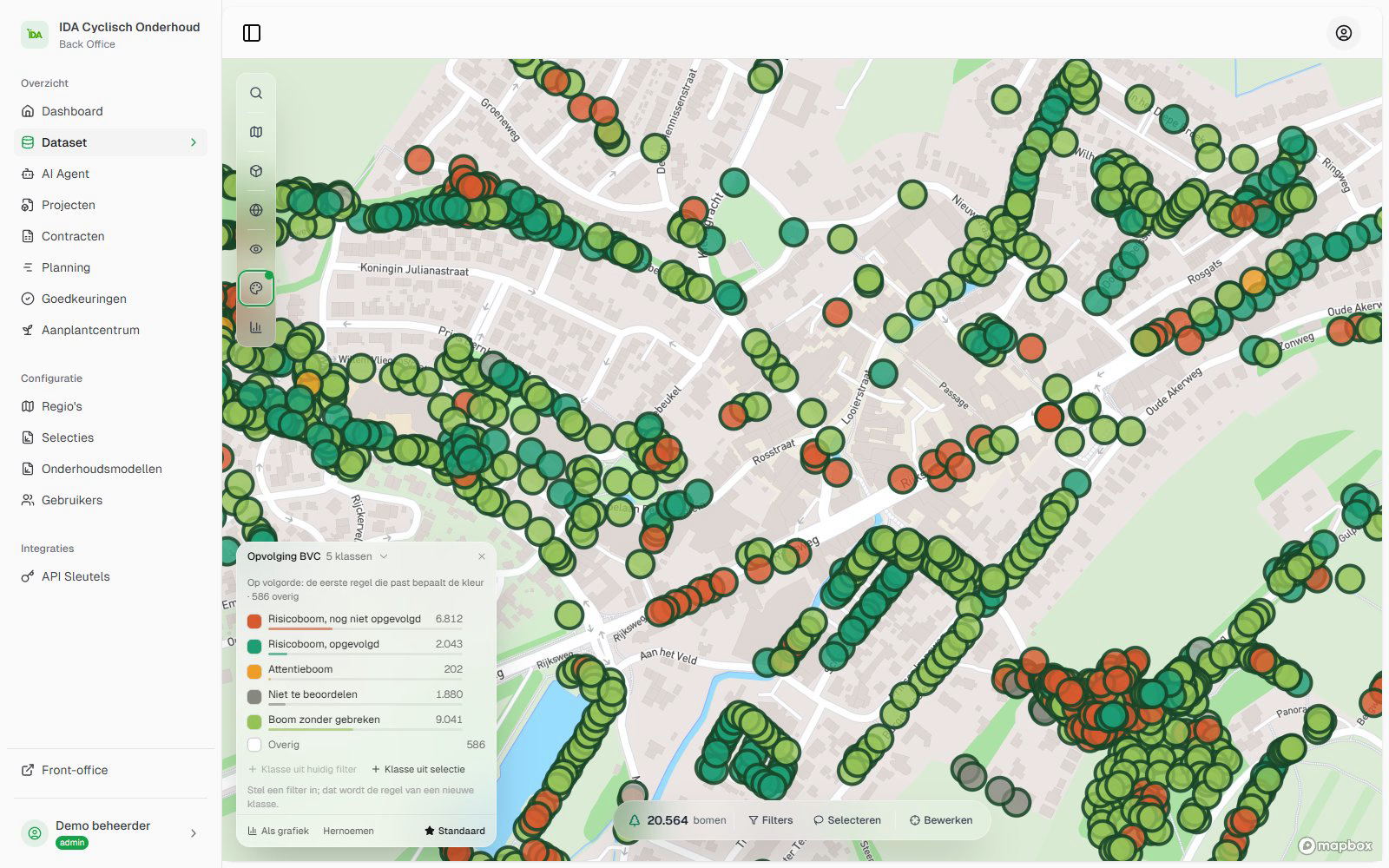 De dataset van een gemeente in IDA: een stratenkaart met bomen, gekleurd per klasse van de visualisatie, met de legenda linksonder, de kaartbediening links en de werkbalk met filters en selecteren onderaan.